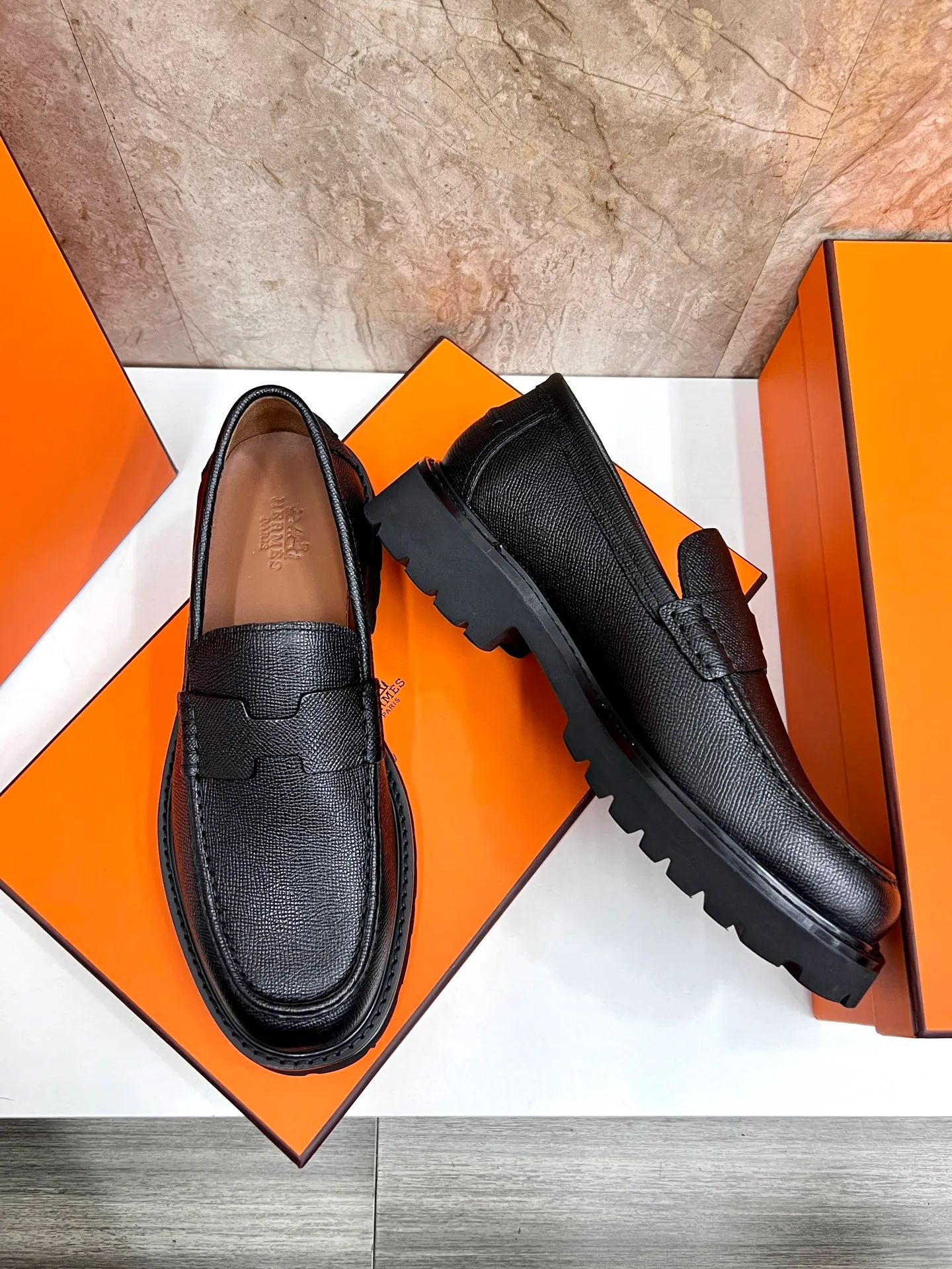 Original order quality P840 Brand: Hermès Standard code: Men's code: 39.40.41.42.43.44. (38.45 custom-made Grade: Same as the official website Original order quality Material: Original cowhide Original breathable cowhide lining Original outsole Style category: Men's fashionable casual leather shoes Color: Actual picture